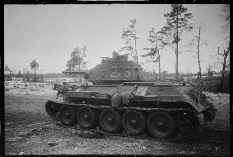 Калининский фронт. Танк Т-34-76 с бортовым N 223 1942.jpg