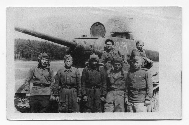 Группа воинов-танкистов, участвующих в освобождении Белгорода в 1943 г. в составе 278 танковой бригады / 1945.