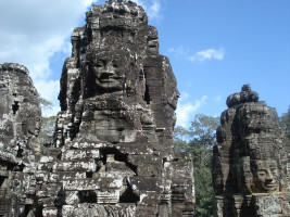 foto photo фото Angkor Bayon - 216 rostos gigantescos de Bodhisattva em torres do templo