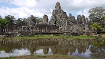 foto photo фото Angkor Bayon - 216 gigantische gezichten van Bodhisattva op torens van de tempel