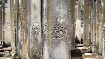 foto photo фото Angkor Bayon - old columns with basreliefs