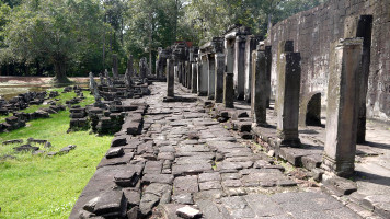 foto photo фото Angkor Bayon Colunas antigas com basreliefs.