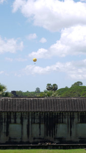 foto photo фото Der Ballon uber Angkor kostet 15 $
