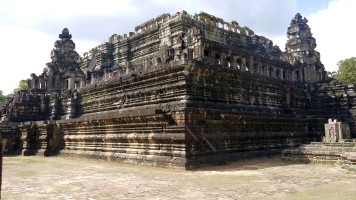 photo A Baphuon az egykori khmer fovaros, Angkor egyik temploma Kambodzsaban