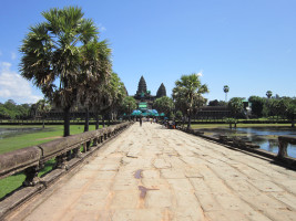 foto photo фото Angkor Thom - Soldaten bewaken de stenen brug