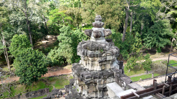 foto Angkor Baphuon. The top level is in poor condition due to several collapses