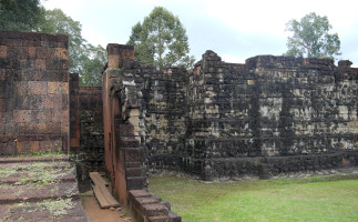 foto photo фото Stella of the Lepper King at the Royal Square of Angkor Thom, Cambodia, has U-shaped structure