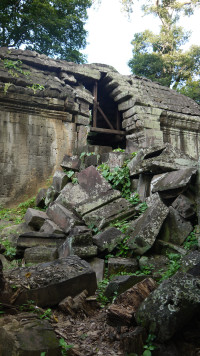Der Gebaudekomplex Ta Prohm ist eine aufgegebene Tempelanlage in Kambodscha bestehend aus Tempel, Kloster, weiteren kleineren Gebauden und der umgebenden Mauer mit Eckturmen und Gopurams (Eingangspavillons)