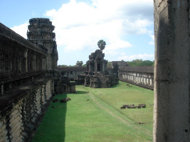 foto photo фото Angkor Wat um templo situado 5,5 km