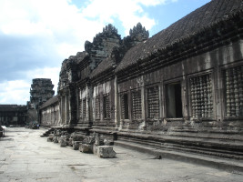 foto Angkor Thom - ostatnia stolica imperium khmerskiego. Zbudowal ja w koncu XII w. krol Dzajawarman VII